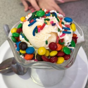 helado de vainilla con chispas colores y M&M?s