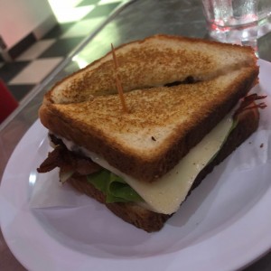 Quesoburguesa con tocino, queso mozarella y pan molde. 