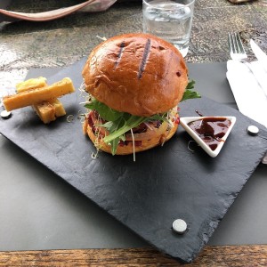 Hamburguesa CBP, Tres tipos de Carne, tomate, mermelada de cebolla, queso azul, ensalada de arugula, alfalfa y brotes de radish