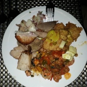 Bufette mixto de mariscos  y pernil