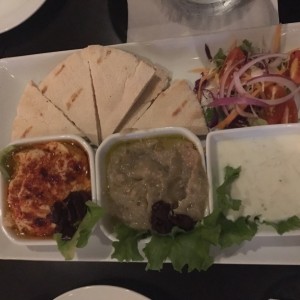 picada de pan pita humus, berenjena