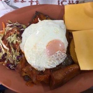 Bisteck a caballo con tortillas y queso