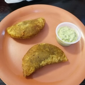 Empanadas de platano verde (pollo) 