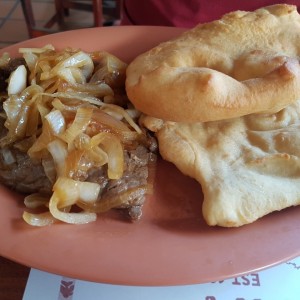 bistec encebollado  con hojaldre