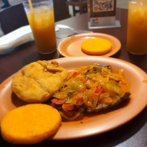 Bistec en salsa criolla con hojaldre y tortilla