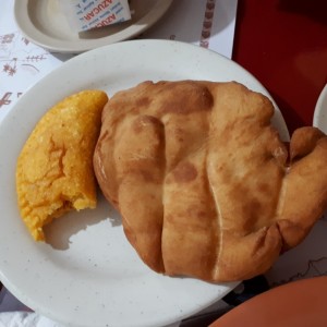 hojaldra y empanada de ropa vieja