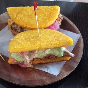 Emparedado de ropa vieja en tortilla