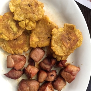 Puerco frito con patacones 