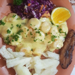 filete de pescado con salsa de camarones 