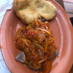 bistec encebollado a la criolla con hojaldre