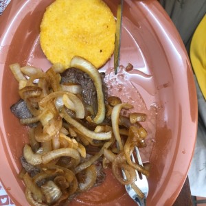 bistec encebollado con tortulla