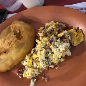 Huevos revueltos con tocino y hojaldre