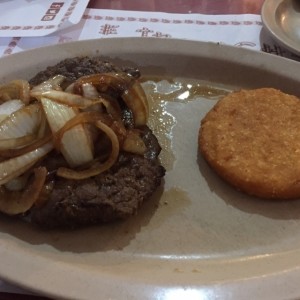 Bistec Encebollado con Tortilla.