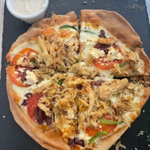 Pizzeta Griega con pollo y Labne