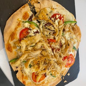 Pizzeta Griega con pollo y Labne