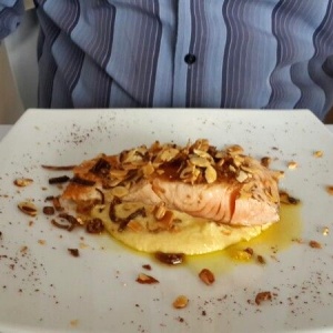 Salmon en Cama de Hummus