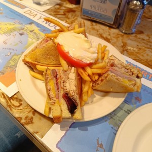 Emparedados /Sandwiches - Club Sandwich