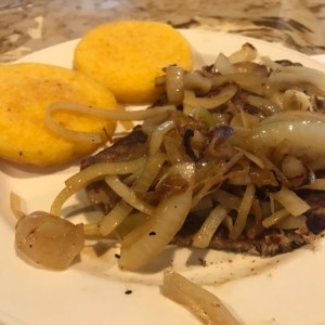 Bistec encebollado con tortilla