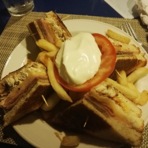 Club sandwich con papitas