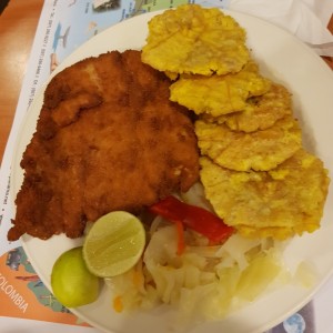 Corvina apanada con patacones