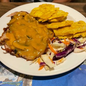 puerco en salsa de Hongos con patacones