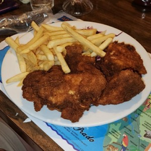 Milanesa de pollo con papas fritas