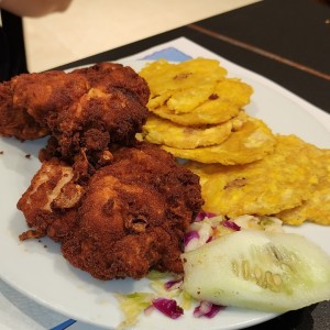 Filete de Pollo Apanado con patacones