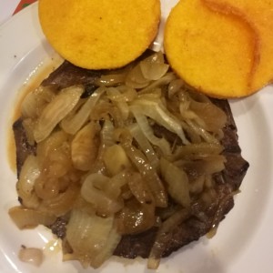 Bistec encebollado con tortillas