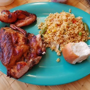 Pollo asado y arroz con vegetales 