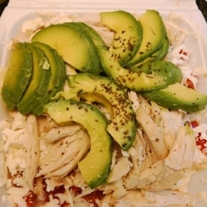 salata tost con pollo y aguacate