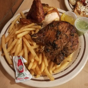 papas fritas con pollo asado