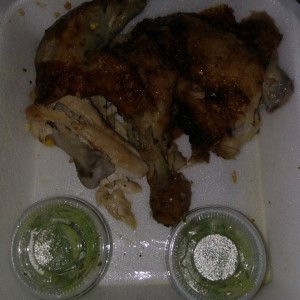Pollo asado y salsa chimichurri.