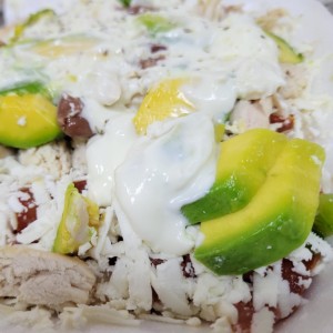 Ensaladas - Salata Tost con pollo y aguacate