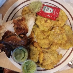 Pollo asado con patacones (extra chimichurri) 