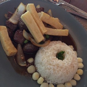 lomo Saltado con choclo .. hasta en eso te consienten..