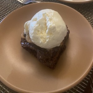 Brownie con helado