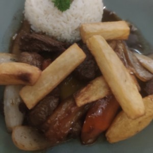 Platos Fuertes - Lomo Saltado