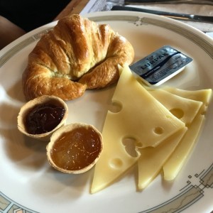 croissant con queso y mermeladas