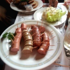 Salchichas, ensalada de papas y albondigas