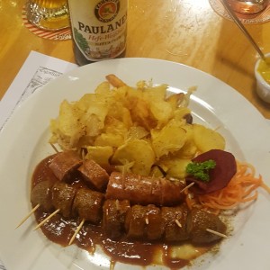 salchichas nuremberg y currywurst con papas salteadas... y una Paulander de trigo