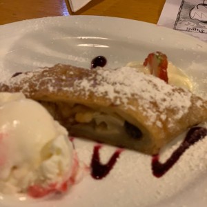 Apfelstrudel mit Vanilleiscreme und Schlag