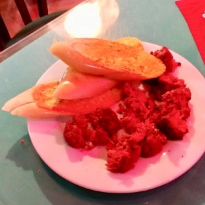 Chorizos con Pan de Ajo