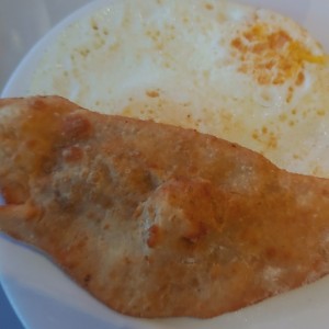 huevo  frito con empanadas de carne