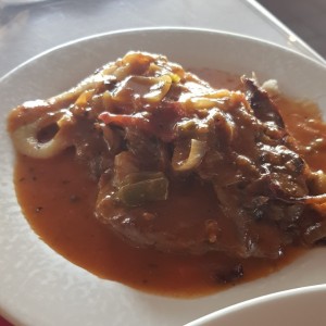 carne con cebolla y salsa