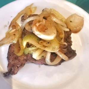 Bistec con cebolla 