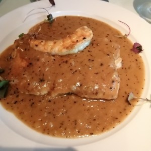 Corvina con salsa de eneldo y langostino 