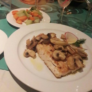 Corvina con hongos salteados y vegetales