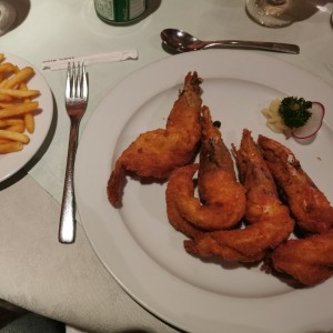 Langostinos apanados con papas fritas