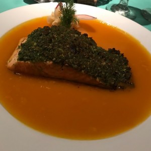 salmon crocante en salsa de maracuya