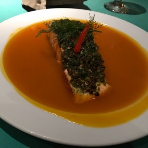 salmon crocante en salsa de maracuya